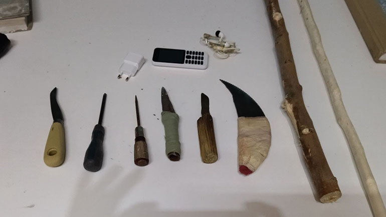 Έκτακτη έρευνα στον Κορυδαλλό – Βρέθηκαν μαχαίρια, σουβλιά και ρόπαλα